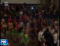 Zeci de micuti au fost surprinsi in timp ce cantau unul dintre cele mai renumite hituri ale trupei Carla\'s Dreams: Imagini surprinse in pauza unui spectacol - VIDEO 