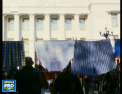 Ucrainenii au organizat proteste de tot felul in fata Radei Supreme, asa insa mai rar: Au intins pe o sarma lenjerie intima pentru fiecare deputat - VIDEO