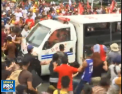 Imagini teribile din Manila: Momentul in care camioneta politistilor intra in multimea care protesteaza si raneste 3 studenti - VIDEO