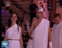 E toamna, iar universitatile au inceput sa-si numere bobocii. La medicina aseara s-a dat un bal iesit din tipare: "Ca in melodia celor de la Carla\'s Dreams, exista un al treilea, asa si la noi" - VIDEO