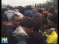 Migrantii din jungla de la Calais, evacuati. In total, 1250 de jandarmi au fost mobilizati pentru a supraveghea oamenii, dar si pentru a asigura desfasurarea operatiunii fara incidente - VIDEO