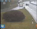 Cat de importanta este frana de mana, a invatat un sofer din Elvetia. Momentul in care masina a luat-o din loc, iar soferul a pornit din urma lui - VIDEO