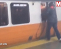 Panica la metroul din Boston, Statele Unite. Pasagerii au fost nevoiti sa sparga geamurile unui vagon ca sa se salveze din tren. Ce s-ar fi intamplat - VIDEO