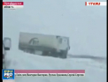 Iarna isi intra in drepturi in Rusia. Mai multe camioane au ramas blocate pe drum. Stratul de zapada depus insa nu-i impiedica pe muncitori sa repare drumurile - VIDEO
