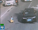 Un baietel din China a iesit la plimbare cu masina de jucarie pe o sosea aglomerata. Cum s-ar fi intamplat totul - VIDEO