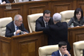 Absent in spatiul public de cand s-a retras din cursa electorala, Marian Lupu a aparut astazi la sedinta parlamentului. Cum a fost surprins democratul - VIDEO