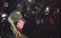 Ambasada Marii Britanii de la Moscova a fost inconjurata aseara de zeci de protestatari. Acestia au aruncat cu maini din plastic in cladirea misiunii diplomatice - VIDEO