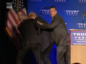 Intalnire electorala cu emotii si surprize pentru Donald Trump. El a fost scos de pe scena, dupa ce un spectator a strigat la un moment dat "Arma" - VIDEO