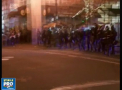 A doua zi de proteste in America, dupa victoria lui Trump: Sute de politisti au fost mobilizati sa-i alunge pe manifestantii care au aruncat in ei cu pietre si cu tot ce-au gasit sub mana - VIDEO