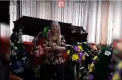 Scene socante au fost surprinse in Rusia. O deputata s-a filmat in timp ce facea fitness, pe fundalul unor sicrie si cruci - VIDEO