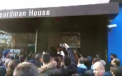 Momentul in care politia londoneza iese in fata unei sectii de vot din Londra si anunta ca nu mai sunt buletine, iar moldovenii adunati acolo nu mai pot vota: "APOLOGIZE"- VIDEO