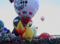 Spectacol colorat pe cerul unui orasel din Mexic. Mii de oameni au privit cum 200 de baloane cu aer cald au umplut vazduhul - VIDEO
