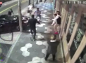 Momentul in care un sofer din Florida intra cu masina intr-un grup de baieti care se bateau - VIDEO