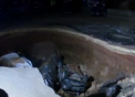 Un crater urias a aparut, pe neasteptate, in mijlocul unei sosele, la periferia capitalei Algeriei: a inghitit 5 masini - VIDEO