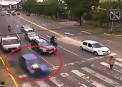 Plimbare nedorita. Un inspector de la registru auto din Buenos Aires a "calatorit" fara sa vrea pe capota unei masini - VIDEO