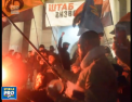 Sute de oameni s-au adunat ieri in centrul Kievului pentru a marca trei ani de la inceputul revolutiei de pe Maidan, insa manifestatia s-a incheiat imbranceli si cauciucuri incendiate - VIDEO