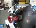Un tanar din New York va renunta probabil la ideea de a fuma din tigara electronica. Aparatul, pe care il avea in buzunarul pantalonului, a explodat - VIDEO
