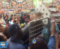 S-au luptat, la propriu, pentru...hartie igienica. Aseara, de Black Friday, zeci de oameni s-au calcat in picioare, dupa ce magazinele au anuntat reduceri - VIDEO