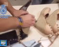 A gasit o modalitate ingenioasa de a ascunde banii ... in pantofi. O tanara a incercat sa treaca de oamenii legii cu 150 de mii de euro - VIDEO