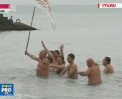 Sezonul de plaja nu s-a incheiat in Crimeea. Sute de curajosi s-au scaldat in apa rece a Marii Negre la un festival pe o temperatura de 3 grade Celsius - VIDEO