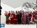 Zeci de tineri, deghizati in Mos Craciun si-au dat intalnire in acest orasel din muntii Alpi din Elvetia: S-au dat cu sania, au alergat si chiar au tras in tinta - VIDEO