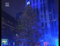 In New York a fost inaugurat pomul de Craciun. Mii de oameni s-au adunat pentru a urmari cum cele 50 de mii de luminite de pe brad se aprind - VIDEO 