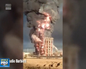 Un incendiu devastator a cuprins cea mai mare rafinarie din Italia. Explozia s-a produs la 40 de kilometri de orasul Milano - VIDEO