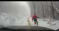 Uite de ce este bine sa tragi frana de mana inainte sa cobori din masina - VIDEO 