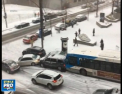 Dupa o noapte friguroasa, strazile din Montreal arata ca un patinoar in aer liber. Doua autobuze, un taxi, o masina a politiei si un utilaj de deszapezire s-au ciocnit in lant - VIDEO