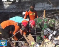 Bilantul cutremurului de ieri din Indonezia a crescut. Sunt peste o suta de morti si sapte sute de raniti. Spitalele sunt supraaglomerate, iar oamenii primesc ajutor medical in corturi improvizate - VIDEO
