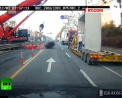 Un accident ce se putea incheia tragic a avut loc in Coreea de Sud. O macara s-a prabusit peste o sosea, in timp ce masinile circulau in zona - VIDEO