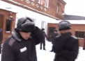 Mannequin Challenge a cucerit Rusia si a devenit cunoscuta pana si la puscarie. Intr-o inchisoare din orasul Omsk, 40 de condamnati au stat nemiscati, in diferite pozitii pentru cateva clipe - VIDEO