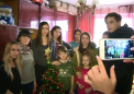 DARUIESTI SI CASTIGI. Au impodobit bradul si s-au apucat sa-i scrie Mosului. Cei trei copii crescuti de mama lor bolnava de cancer, vizitati de cativa elevi de la un liceu din capitala: "Pot sa va imbratisez?" - VIDEO