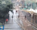 La un pas de tragedie. O schela de 10 metri s-a prabusit, ca din senin, pe o strada din China - VIDEO