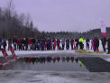 Traditie de Craciun in Alaska! Zeci de curajosi au facut baie intr-un lac cu apa rece ca gheata - VIDEO