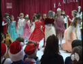 Magia sarbatorilor de iarna. Matineul special pentru mama lui Eduard, baietelul care are tumoare la creier si care nu a putut veni sa sarbatoreasca alaturi de copii - VIDEO