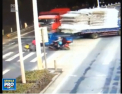 S-a nascut in camasa! Un copil din China a nimerit sub un camion, dar a ramas in viata