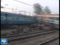 Grav accident feroviar in India. Un tren de pasageri a deraiat in timp ce traversa un pod dintr-un oras: 2 oameni au murit - VIDEO