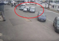 Asa ceva nu ai mai vazut. Momentul in care o soferita iese din parcarea unui centru comercial din capitala, loveste alta masina si ramane si fara usa la automobil. Se cauta soferita - VIDEO