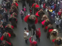 Rasuna colindele pe strazile localitatii Comanesti din Romania. Sute de oameni au mers sa le faca urari de sarbatori localnicilor, la cea dea 20-a editie a Festivalului de Datini si Obiceiuri - VIDEO