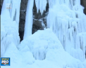 Imagini desprinse din poveste in China. Gerul cumplit a reusit sa tina in loc o cascada - VIDEO