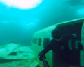 Experienta ce iti taie respiratia. Un canadian s-a scufundat intr-un lac inghetat si a dat de un avion - VIDEO