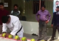  Un barbat din Pakistan a incercat sa stabileasca un nou record. Acesta a stricat 45 de nuci de cocos in doar un minut - VIDEO
