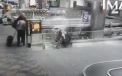 Atacul de pe un aeroport din Florida a fost surprins de o camera de supraveghere. Momentul in care americanul deschide focul asupra unor pasageri - VIDEO