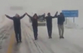 Au ramas inzapeziti, insa nu s-au pierdut cu firea. Au gasit o modalitate de a se incalzi: Au inceput a dansa - VIDEO