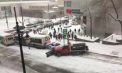"Patinaj artistic" pe strazile din Canada. Nicio masina nu mai reuseste sa opreasa din cauza zapezii. Ce se intampla cu masina politiei si utilajul de deszapezire care vin in ajutor - VIDEO