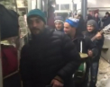 "Jocul Caprei" a ajuns si in Piata Centrala. Cativa barbati si-au luat instrumente muzicale si i-au urat pe toti cei care au trecut prin zona: "Capra a dansat" - VIDEO