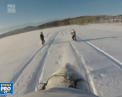 Locuitorii orasului rus Celeabinsk au invetat un nou sport de iarna. Din snowboarding au facut horseboarding - VIDEO