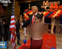 O activista Femen a protestat in pielea goala langa statuia de ceara a lui Donald Trump - VIDEO