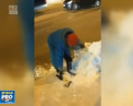Ce faci atunci cand trotuarul nu este curatat de gheata? Iei toporul si incepi sa-l cureti. Asa a facut o batrana din orasul rus Ufa - VIDEO